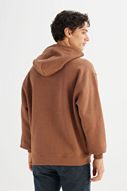 Pamuklu Regular Fit Normal Kesim Kapüşonlu İçi Polarlı Sweatshirt - Dark Brown-L2520157024 (görsel 6)