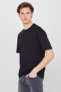 %100 Pamuk Nefes Alabilir Kumaş Loose Fit Rahat Kesim Logo Detaylı Tişört - Black-L2520302001 (görsel 2)