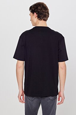 %100 Pamuk Nefes Alabilir Kumaş Loose Fit Rahat Kesim Logo Detaylı Tişört - Black-L2520302001 (görsel 5)