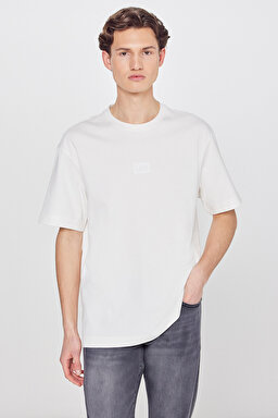 %100 Pamuk Nefes Alan Kumaş Loose Fit Rahat Kesim Logo Detaylı Tişört - Off White-L2520302102