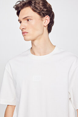 %100 Pamuk Nefes Alan Kumaş Loose Fit Rahat Kesim Logo Detaylı Tişört - Off White-L2520302102 (görsel 4)