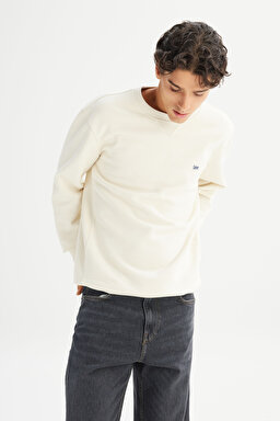 Regular Fit Normal Kesim %100 Pamuk Bisiklet Yaka Şardonlu Kırık Beyaz Sweatshirt - Off White-L81IRY102 (görsel 3)