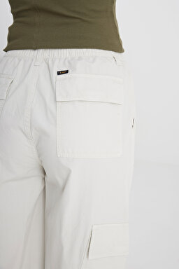 Loose Fit Rahat Kesim Yüksek Bel Geniş Paça %100 Pamuk Ekru Kargo Pantolon - Ecru-LCAP002104 (görsel 4)