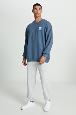 Relaxed Fit Geniş Kesim %100 Pamuk Bisiklet Yaka Şardonlu İndigo Sweatshirt - Deep Waters-LM01RJA62 (görsel 3)