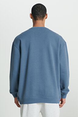 Relaxed Fit Geniş Kesim %100 Pamuk Bisiklet Yaka Şardonlu İndigo Sweatshirt - Deep Waters-LM01RJA62 (görsel 5)