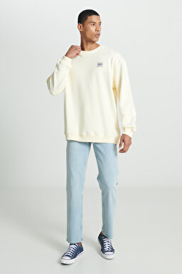 Relaxed Fit Rahat Kesim %100 Pamuk Bisiklet Yaka Şardonlu Ekru Sweatshirt - Ecru-LM01RJNQ (görsel 3)