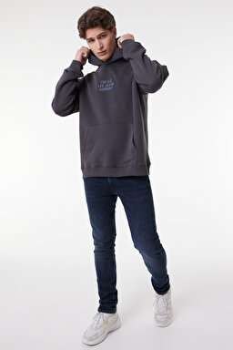 Relaxed Fit Geniş Kesim Kapüşonlu İçi Polarlı Sırt Baskılı Antrasit Sweatshirt - Washed Black-LM05RHON (görsel 2)