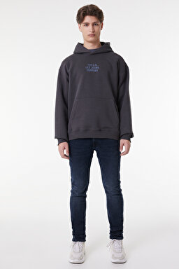 Relaxed Fit Geniş Kesim Kapüşonlu İçi Polarlı Sırt Baskılı Antrasit Sweatshirt - Washed Black-LM05RHON (görsel 3)
