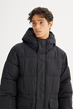 Regular Fit Normal Kesim Kapüşonlu Kapitone Desenli Cepli Mont - Black-LR397064656 (görsel 4)