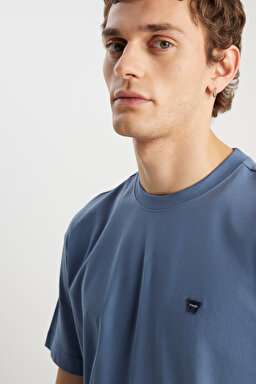 %100 Pamuk Relaxed Fit Geniş Kesim Bisiklet Yaka Minimal Logo Açık Mavi Tişört - Dusty Blue-MW7NM203877223 (görsel 4)