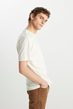 %100 Pamuk Relaxed Fit Geniş Kesim Bisiklet Yaka Minimal Logo Kırık Beyaz Tişört - Vintage White-MW7NM20387742L (görsel 2)