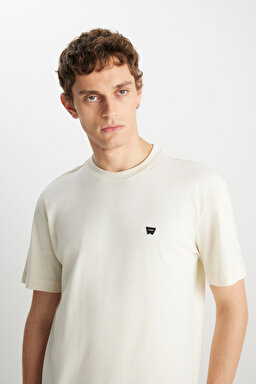 %100 Pamuk Relaxed Fit Geniş Kesim Bisiklet Yaka Minimal Logo Kırık Beyaz Tişört - Vintage White-MW7NM20387742L (görsel 4)