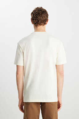 %100 Pamuk Relaxed Fit Geniş Kesim Bisiklet Yaka Minimal Logo Kırık Beyaz Tişört - Vintage White-MW7NM20387742L (görsel 5)