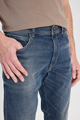 Slim Fit Dar Kesim Düşük Bel Taşlamalı Mavi Esnek Larston Jean Denim Kot Pantolon - Mid Blue-W18S031XT (görsel 4)