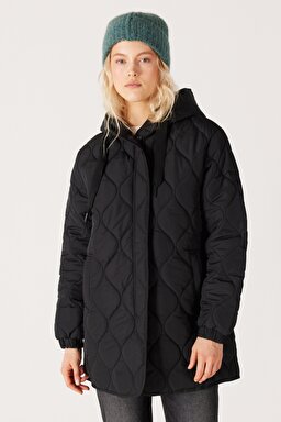 Regular Fit Normal Kesim Kapüşonlu Siyah Kapitone Ceket - Black-W222039001