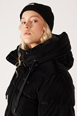 Loose Fit Rahat Kesim Dik Yaka Kapüşonlu Siyah Şişme Mont - Black-W232170001 (görsel 4)