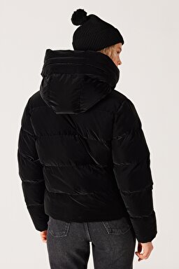 Loose Fit Rahat Kesim Dik Yaka Kapüşonlu Siyah Şişme Mont - Black-W232170001 (görsel 7)