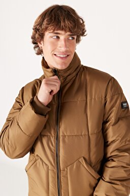 Regular Fit Normal Kesim Dik Yaka Kapüşonlu Camel Şişme Mont - Camel-W232183211 (görsel 2)