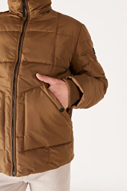 Regular Fit Normal Kesim Dik Yaka Kapüşonlu Camel Şişme Mont - Camel-W232183211 (görsel 4)