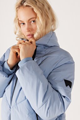 Loose Fit Rahat Kesim Kapüşonlu Açık Mavi Şişme Mont - Light Blue-W232197404 (görsel 6)