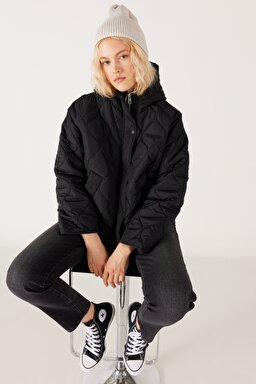 Regular Fit Normal Kesim Kapüşonlu Kapitone Siyah Mont - Black-W232200001 (görsel 5)