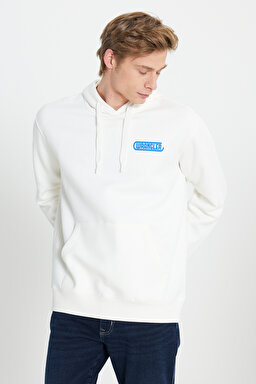 Regular Fit Normal Kesim Kapüşonlu İçi Polarlı Sırt Baskılı Kırık Beyaz Sweatshirt - Off White-W232258102