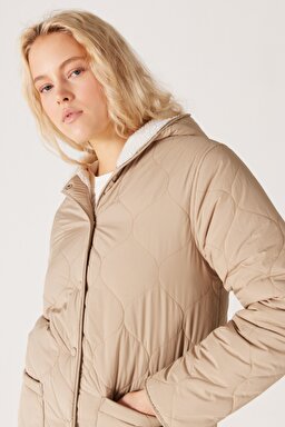 Loose Fit Rahat Kesim Kapüşonlu Çift Taraflı Sherpa Bej Mont - Beige-W232275614 (görsel 4)