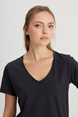 Regular Fit Normal Kesim V Yaka %100 Pamuk Siyah Tişört - Black-W241664001 (görsel 4)