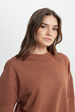 Relaxed Fit Geniş Kesim Bisiklet Yaka Deve Tüyü Sweatshirt - Dark Camel-W242451825 (görsel 6)