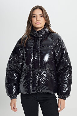 Loose Fit Rahat Kesim Kapüşonlu Siyah Şişme Mont - Black-W242637001 (görsel 2)