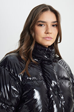 Loose Fit Rahat Kesim Kapüşonlu Siyah Şişme Mont - Black-W242637001 (görsel 5)