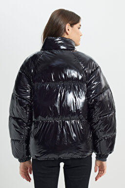 Loose Fit Rahat Kesim Kapüşonlu Siyah Şişme Mont - Black-W242637001 (görsel 6)