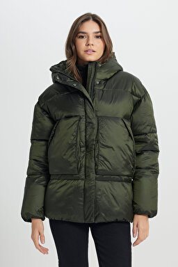 Loose Fit Rahat Kesim Kapüşonlu Haki Şişme Mont - Khaki-W242638801 (görsel 3)