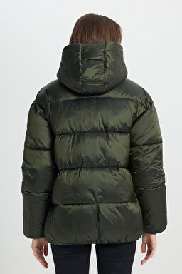 Loose Fit Rahat Kesim Kapüşonlu Haki Şişme Mont - Khaki-W242638801 (görsel 6)