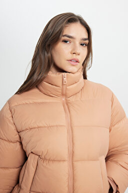 Loose Fit Rahat Kesim Pembe Şişme Mont - Dusty Pink-W242720613 (görsel 4)