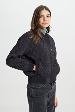 Loose Fit Rahat Kesim Kapitone Detaylı Siyah Bomber Ceket - Black-W242741001 (görsel 2)