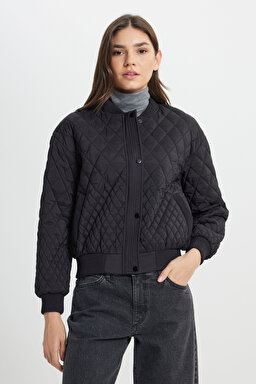 Loose Fit Rahat Kesim Kapitone Detaylı Siyah Bomber Ceket - Black-W242741001 (görsel 3)