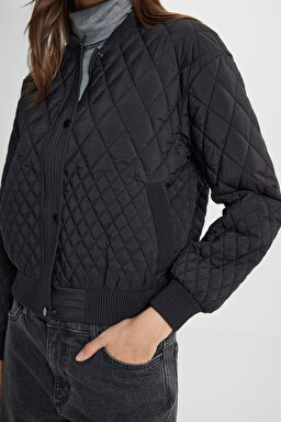 Loose Fit Rahat Kesim Kapitone Detaylı Siyah Bomber Ceket - Black-W242741001 (görsel 7)