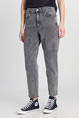 Mom Fit Yüksek Bel Dar Paça Açık Gri Pamuklu Esnek Jean Denim Pantolon - Moon Grey-W246034E20 (görsel 4)