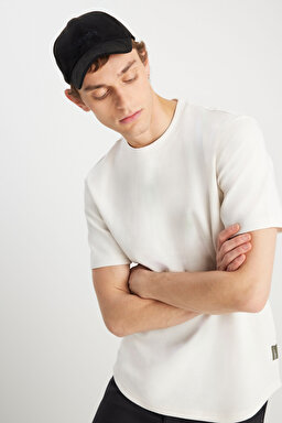 Relaxed Fit Geniş Kesim Bisiklet Yaka Ekru Dokulu Basic Tişört - Ecru-W2510718104 (görsel 2)