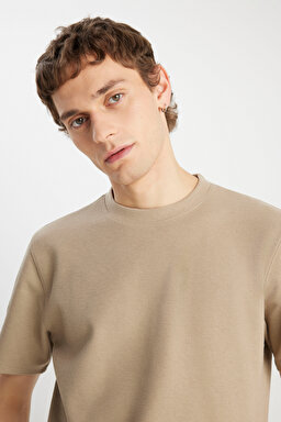 Relaxed Fit Geniş Kesim Bisiklet Yaka Bej Dokulu Basic Tişört - Beige-W2510718614 (görsel 4)