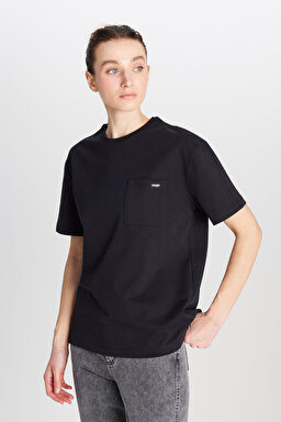 %100 Pamuk Regular Fit Normal Kesim Bisiklet Yaka Cep Detaylı Siyah Tişört - Black-W2510736001 (görsel 2)