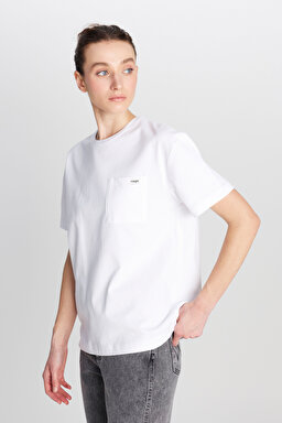 %100 Pamuk Regular Fit Normal Kesim Bisiklet Yaka Cep Detaylı Kırık Beyaz Tişört - Off White-W2510736102 (görsel 2)