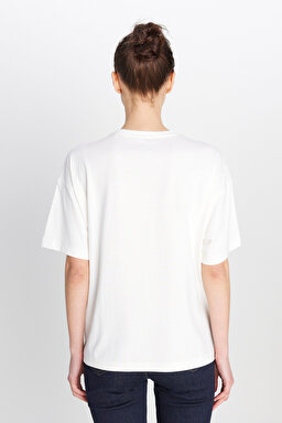 Loose Fit Rahat Kesim Bisiklet Yaka %100 Pamuk Kırık Beyaz Tişört - Off White-W2510751102 (görsel 5)
