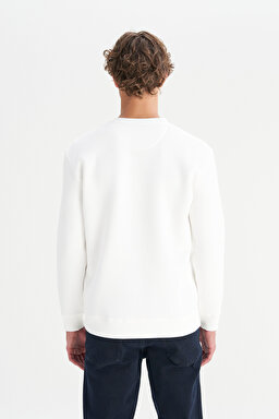 Pamuklu Regular Fit Normal Kesim Bisiklet Yaka Logo Detaylı Sweatshirt - Off White-W2520133102 (görsel 5)