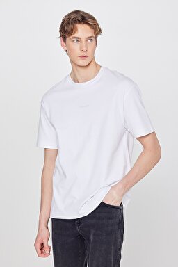 %100 Pamuk Relaxed Fit Rahat Kesim Bisiklet Yaka Minimal Logo Detaylı Tişört - Off White-W2520166102 (görsel 2)