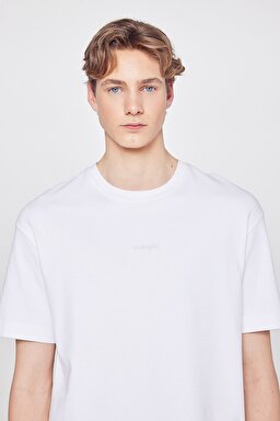 %100 Pamuk Relaxed Fit Rahat Kesim Bisiklet Yaka Minimal Logo Detaylı Tişört - Off White-W2520166102 (görsel 4)
