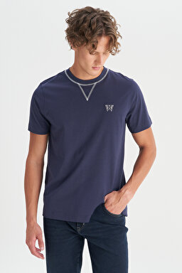 %100 Pamuk Regular Fit Normal Kesim Bisiklet Yaka Logo Detaylı Tişört - DarKNavy-W2520240411 (görsel 3)