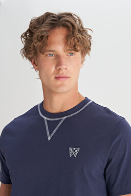 %100 Pamuk Regular Fit Normal Kesim Bisiklet Yaka Logo Detaylı Tişört - DarKNavy-W2520240411 (görsel 4)