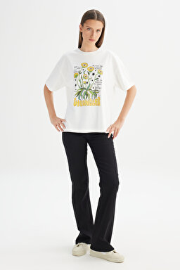 %100 Pamuk Loose Fit Rahat Kesim Bisiklet Yaka Baskılı Kırık Beyaz Tişört - Off White-W2520305102 (görsel 2)